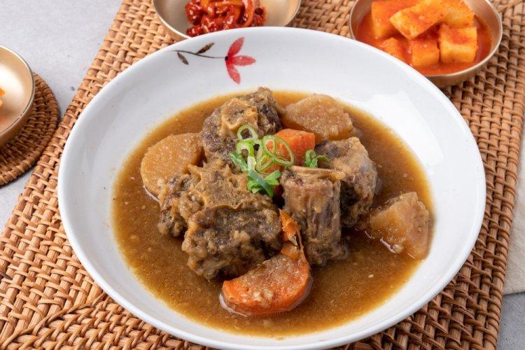Свиные хвосты, тушенные с овощами