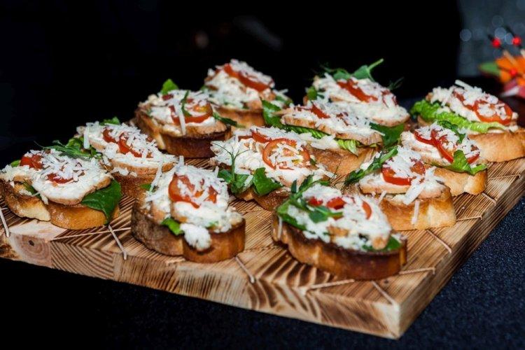 Брускетта Цезарь с жареной курицей