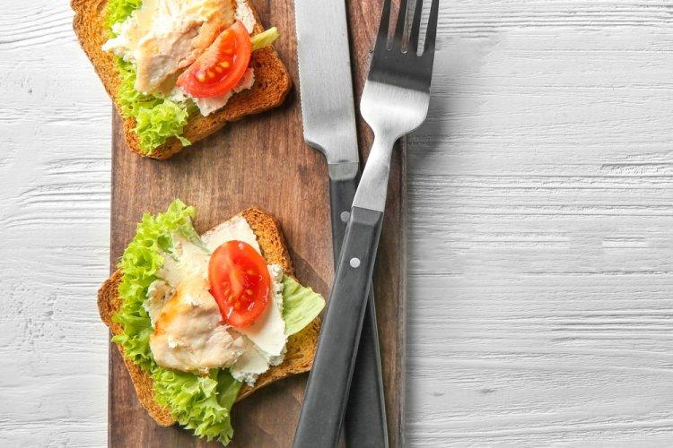 Брускетта Цезарь с копченой курицей