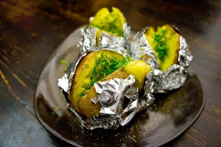 Картошка со сливочным маслом и укропом в фольге
