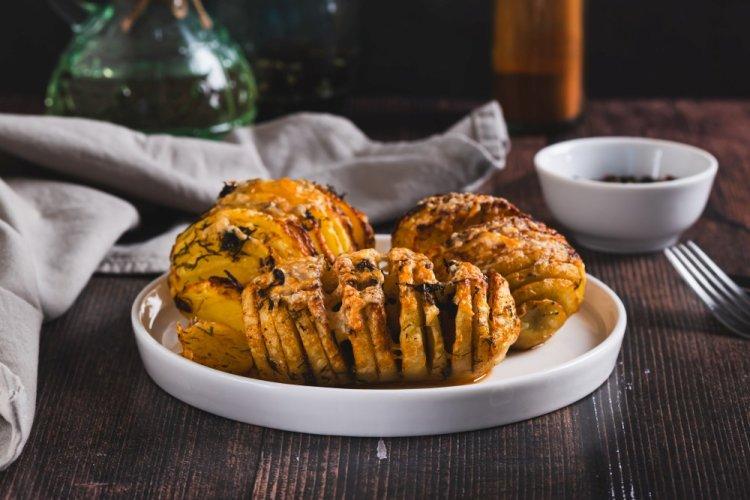 Картошка-гармошка с сыром в фольге на мангале