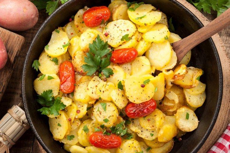 Картошка с помидорами в фольге на мангале