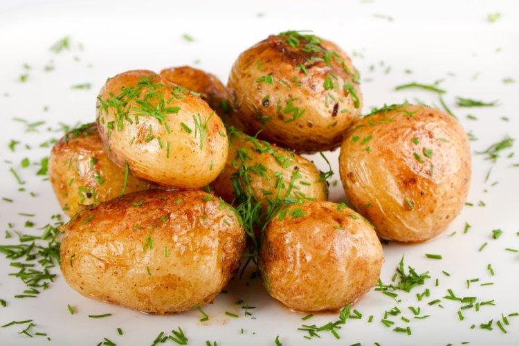 Молодая картошка, запеченная в фольге на мангале