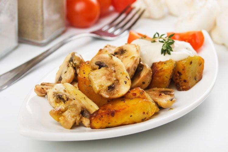Картошка с грибами в фольге на мангале