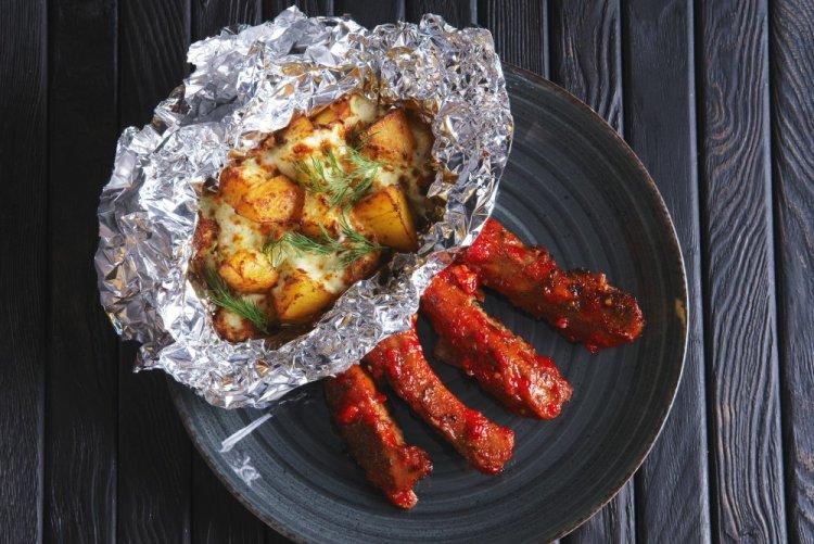 Картошка дольками в фольге на мангале