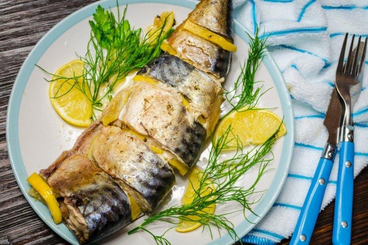 Скумбрия, запеченная с лимоном и луком на мангале