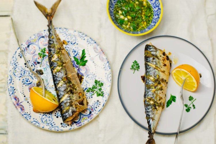 Скумбрия с зеленью и сливочным маслом на решетке на мангале