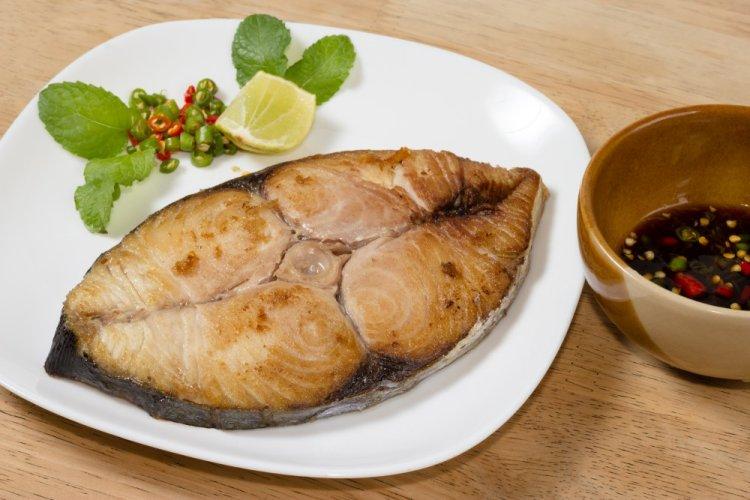 Стейки из скумбрии, запеченные на решетке на мангале