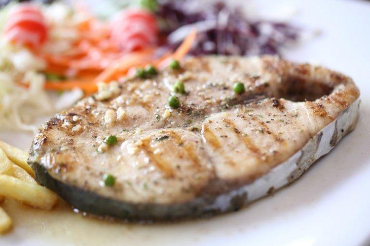 Скумбрия кусочками в кефире на решетке на мангале