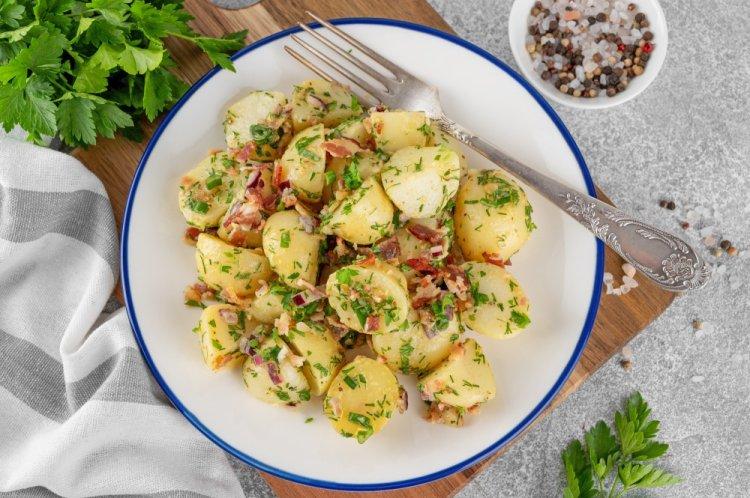 Картошка с салом, чесноком и укропом в фольге на мангале