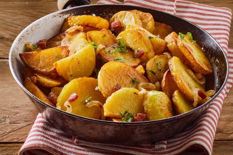 Картошка, запеченная с салом и луком в фольге на мангале