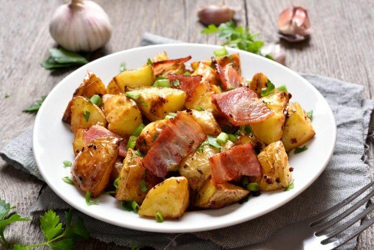 Картошка с салом и горчичным соусом в фольге на мангале