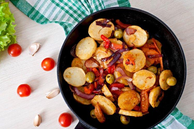 Картошка с салом, помидорами и болгарским перцем в фольге на мангале