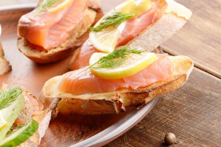 Бутерброды с красной рыбой, маслом и лимоном
