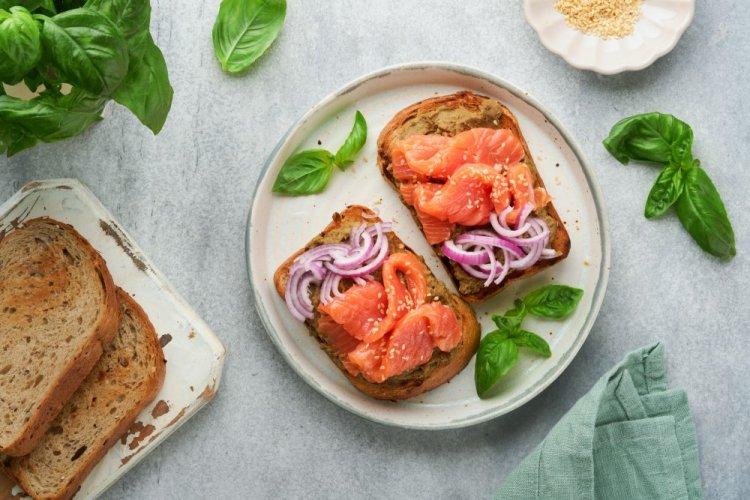 Бутерброды с красной рыбой, маслом и маринованным луком