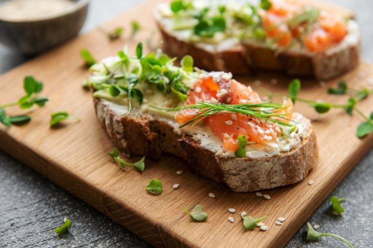 Бутерброды с маслом, красной рыбой и зеленым луком