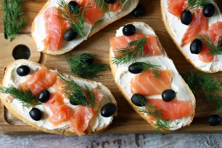 Бутерброды с красной рыбой, маслом и оливками