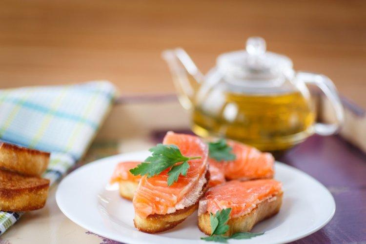 Бутерброды с лимонным маслом и красной рыбой