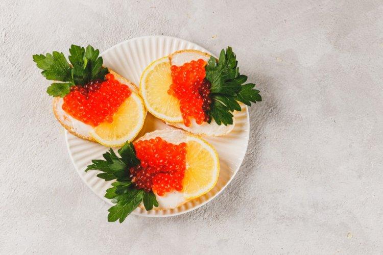 Бутерброды с маслом, красной рыбой и красной икрой
