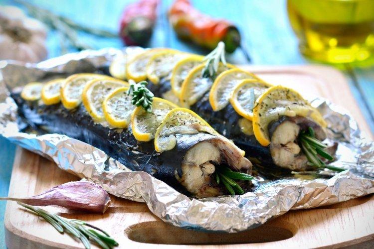 Скумбрия с лимоном и зеленью в фольге на мангале