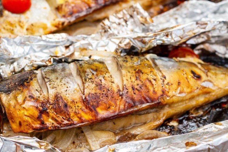 Скумбрия с луком и майонезом в фольге на мангале