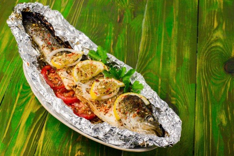 Скумбрия с помидорами и болгарским перцем в фольге на мангале