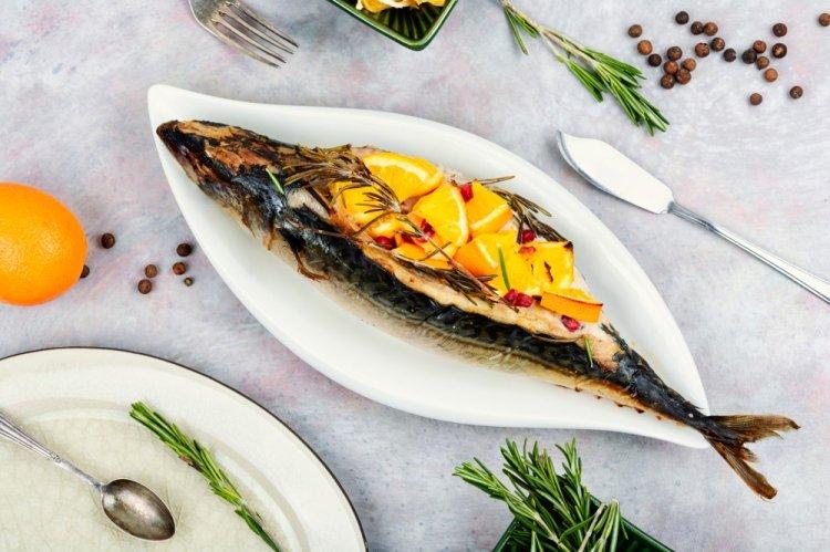 Скумбрия с апельсином и розмарином в фольге на мангале