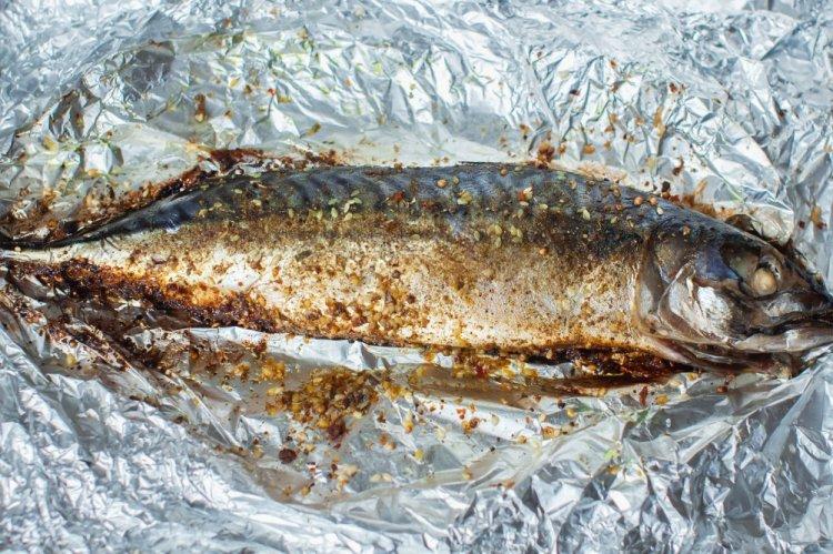 Скумбрия с горчицей и чесноком в фольге на мангале