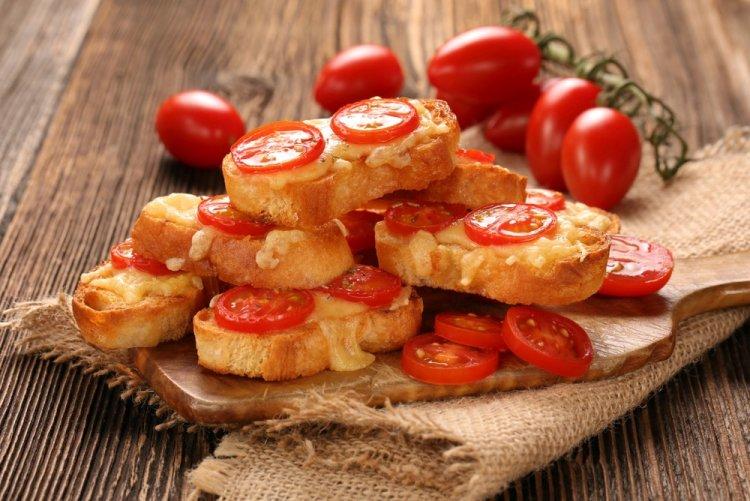 Бутерброды с помидорами и сыром на мангале