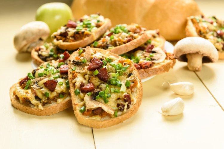 Бутерброды с ветчиной, сыром и шампиньонами на мангале