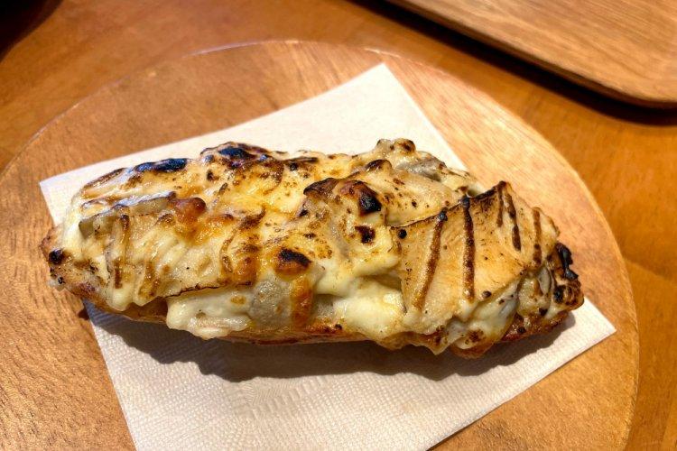 Бутерброды с курицей, соусом песто и моцареллой на мангале