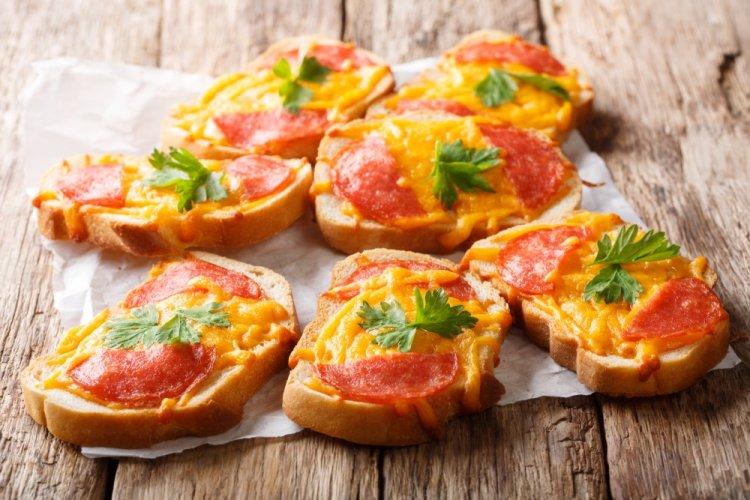 Бутерброды с колбасой, сыром и томатным соусом на мангале