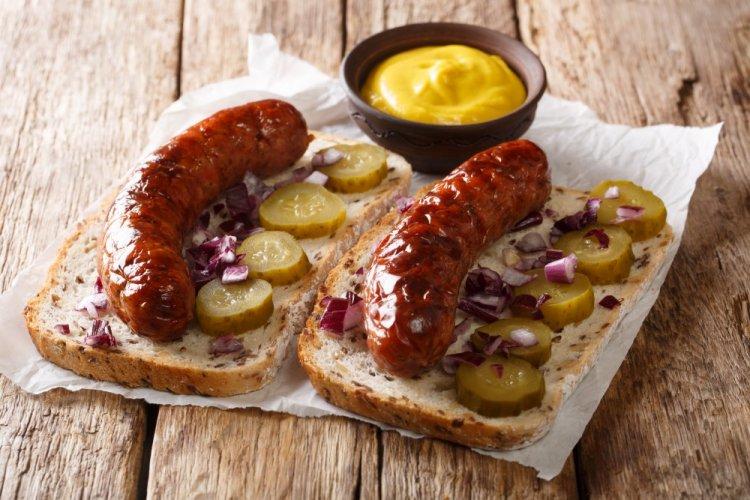 Бутерброды с охотничьими колбасками и горчицей на мангале