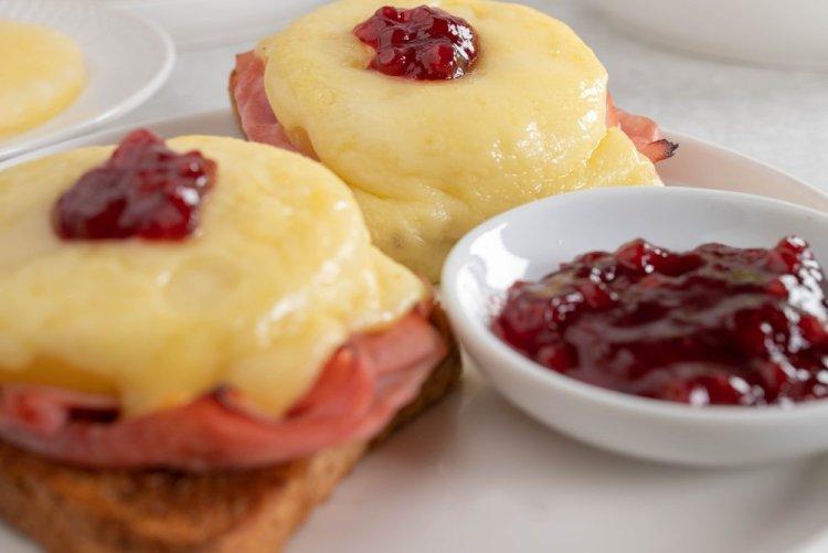 Бутерброды с ветчиной и ананасами на мангале