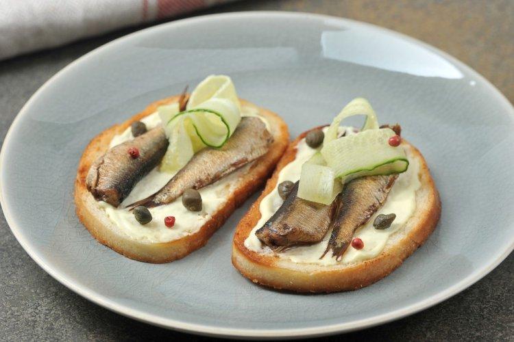 Бутерброды со шпротами, огурцом и каперсами