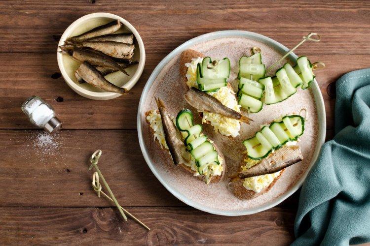 Бутерброды со шпротами, огурцом и творожным сыром