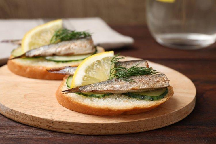 Бутерброды со шпротами, огурцом и лимоном