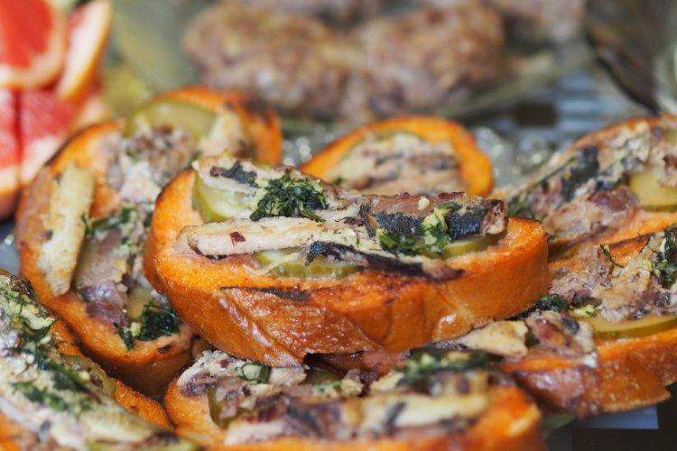 Бутерброды со шпротами, маринованным огурцом и сыром