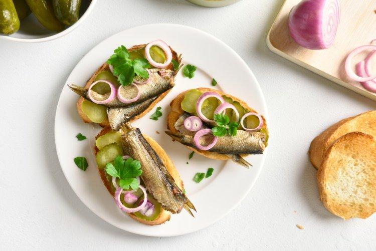 Бутерброды со шпротами, солеными огурцами и луком