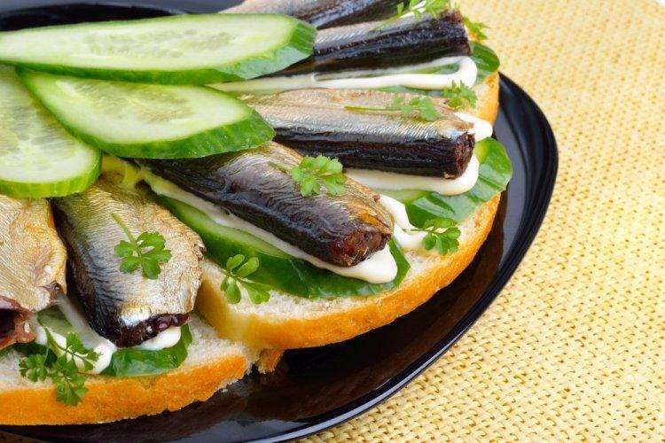 Бутерброды со шпротами, огурцом и корейской морковью
