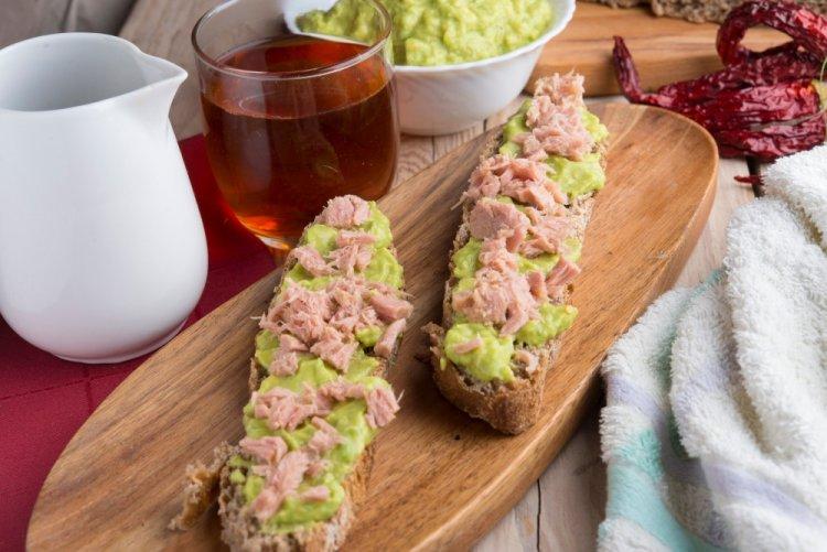 Классические бутерброды с тунцом и авокадо