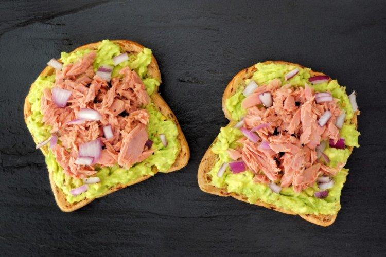 Бутерброды с авокадо, тунцом и маринованным халапеньо