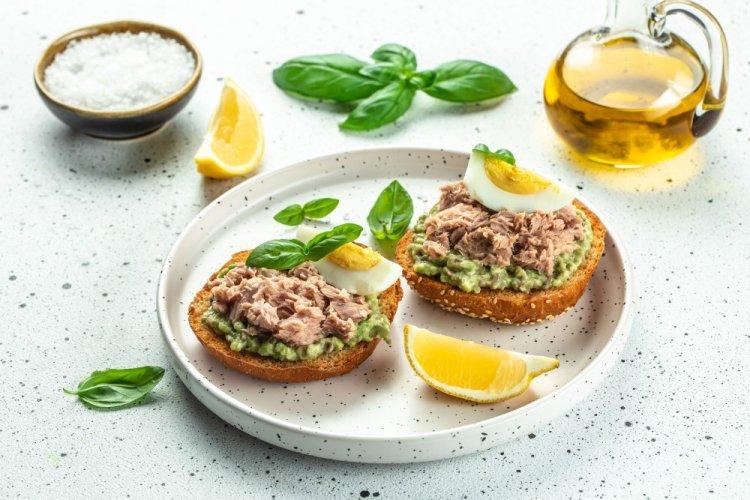 Бутерброды с тунцом, авокадо и яйцами