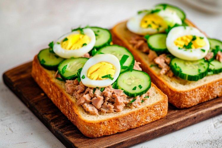 Бутерброды с авокадо, тунцом и огурцом
