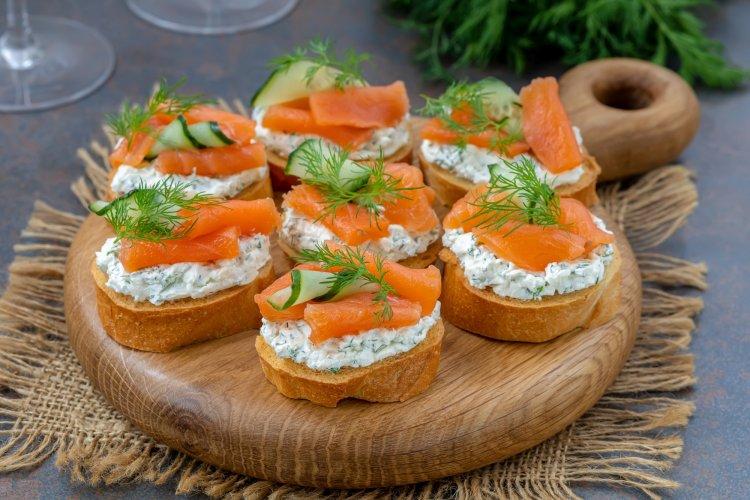 Бутерброды с красной рыбой и творожным сыром: 10 рецептов на скорую руку