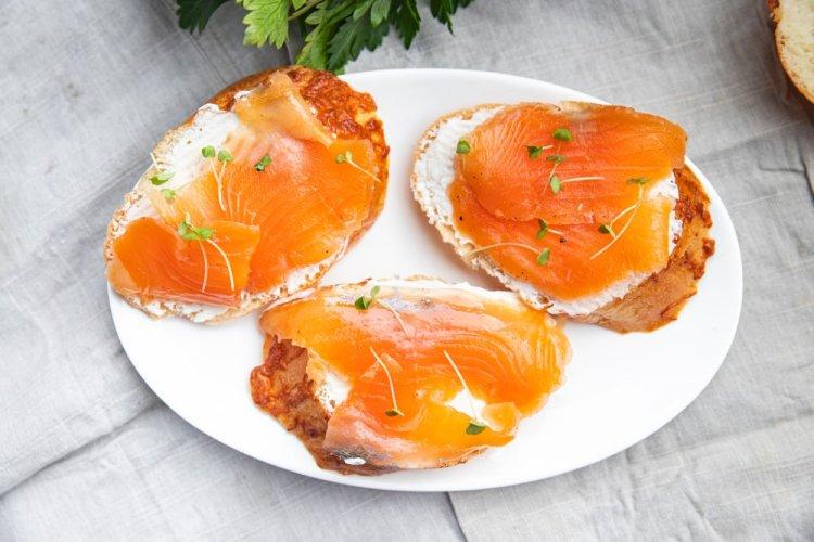 Бутерброды с красной рыбой, творожным сыром и зеленью