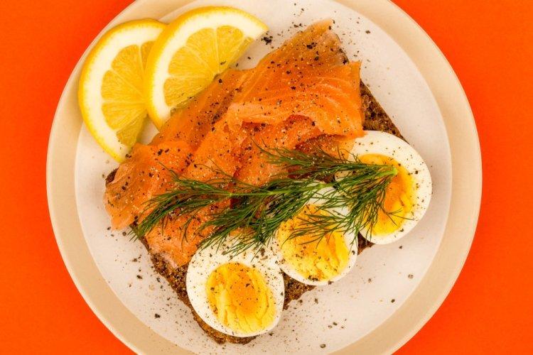 Бутерброды с красной рыбой, яйцом и творожным сыром