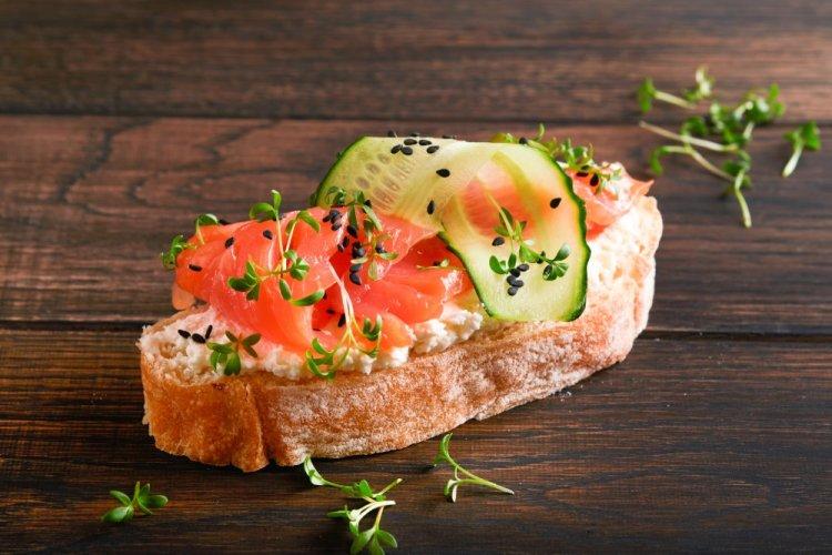 Бутерброды с красной рыбой, огурцом и творожным сыром