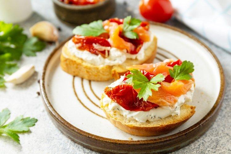 Бутерброды с творожным сыром, красной рыбой и вялеными помидорами