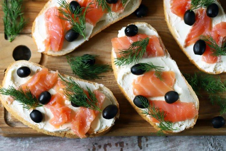 Бутерброды с красной рыбой, маслинами и творожным сыром